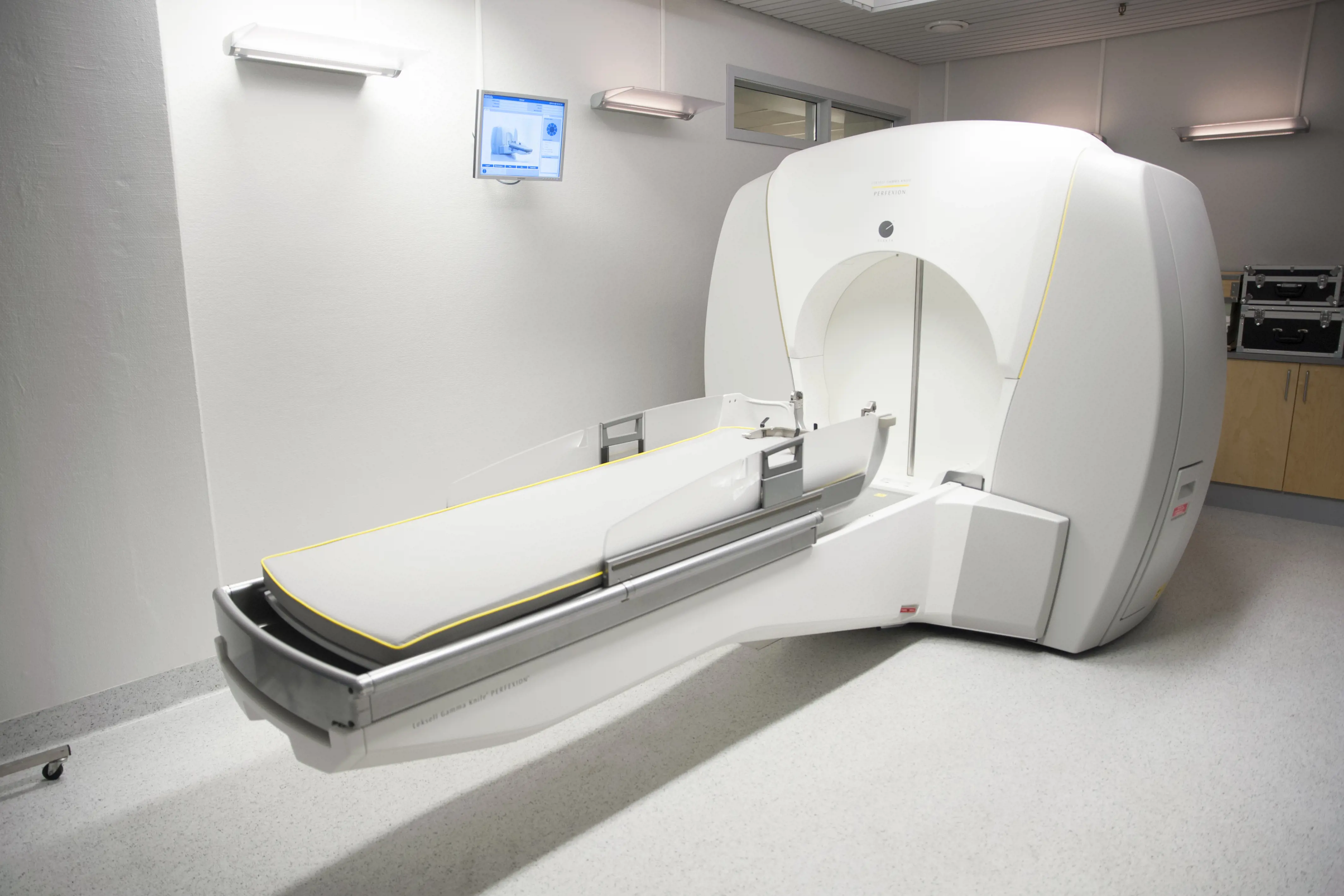 Interiør behandlings-/undersøkelsesrom med behandlingsbenk og utstyr for stråleknivkirurgi. Foto