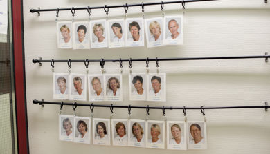 Portrettbilder av sykepleiere henger på vegg. Foto