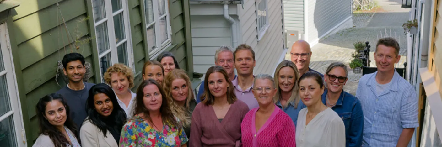 En gruppe mennesker som poserer for et bilde