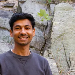 Ein mann som smiler til kamera