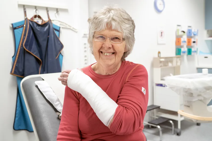 En kvinne med gips på armen