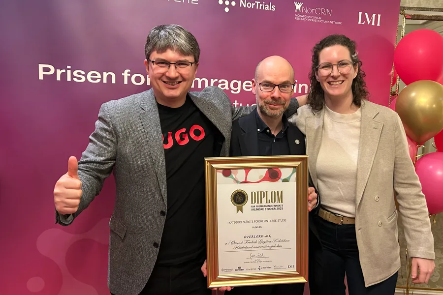 MS-gruppa sin leiar Øivind Torkildsen mottek prisen saman med Charalampos Tzoulis og Yamila Torres Cleuren frå Neuro-SysMed si leiing.