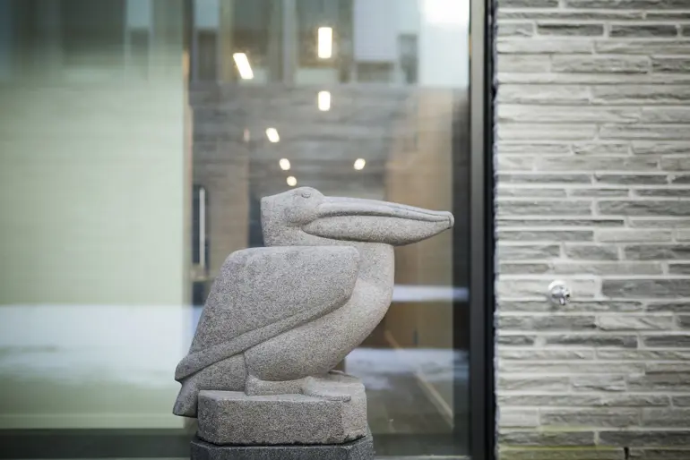 Statuen pelikanen i profil.