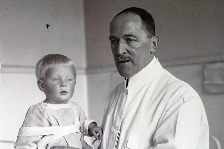 Herman G. Gade sammen med liten gutt som pasient.