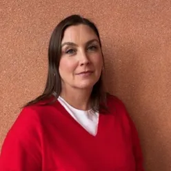 En person i rød skjorte