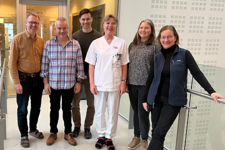 En gruppe mennesker som poserer for et bilde