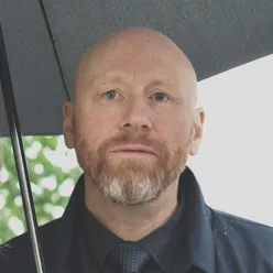 En skallet mann med skjegg