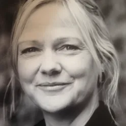 En person med langt hår