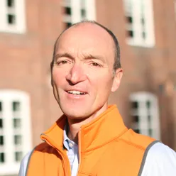 En mann iført en oransje jakke