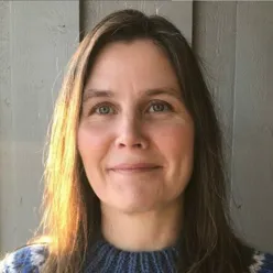 En kvinne med langt hår