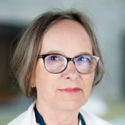 Portrett Nina Fålund, kvinne med briller.