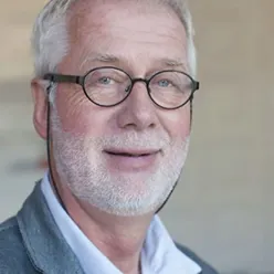 Portrett Bengt Fridlund, en eldre mann med briller og skjegg.