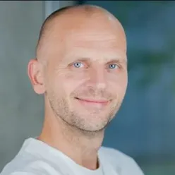 Portrett Trond Røed Pettersen, en mann med lett skjeggvekst.