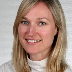 En kvinne med blondt hår