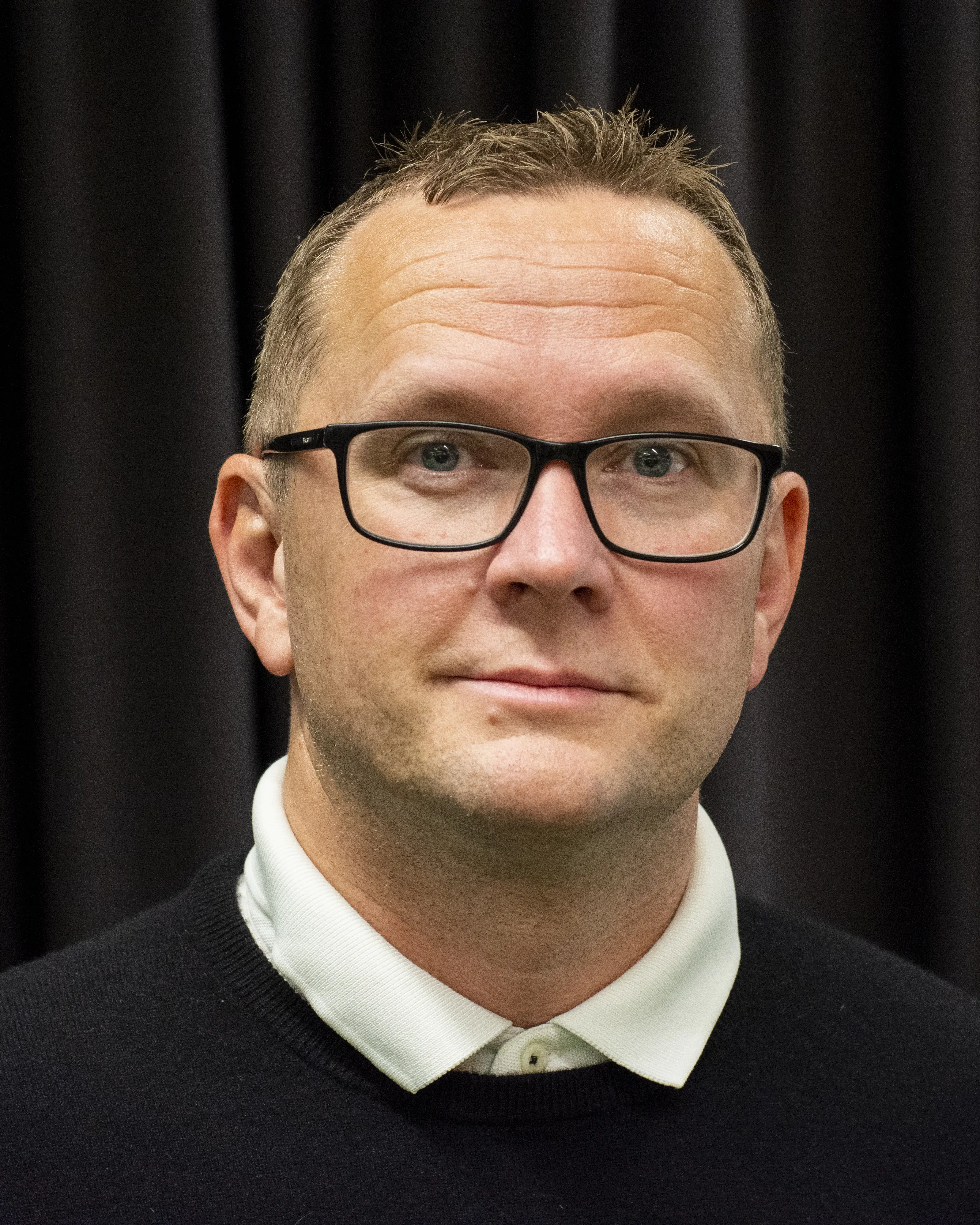 Portrett av mann med briller