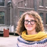 En kvinne med briller og skjerf