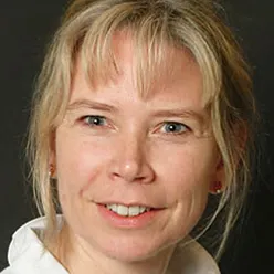 Et nærbilde av en kvinne som smiler