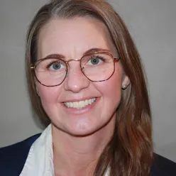 En person som bruker briller