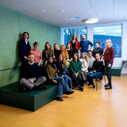 Ei gruppe med menneske som poserer for kamera