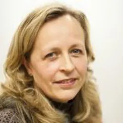 En kvinne med blondt hår