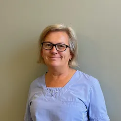 En person som bruker briller