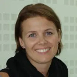 Et nærbilde av en kvinne som smiler