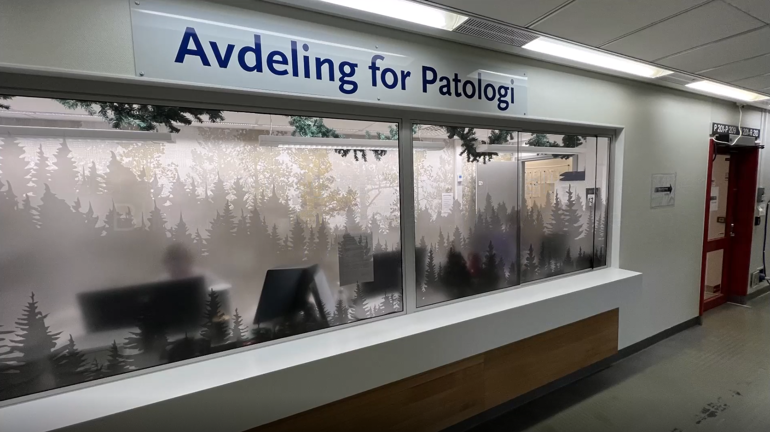 En glassmonter med et skilt der det står Avdeling for Patologi
