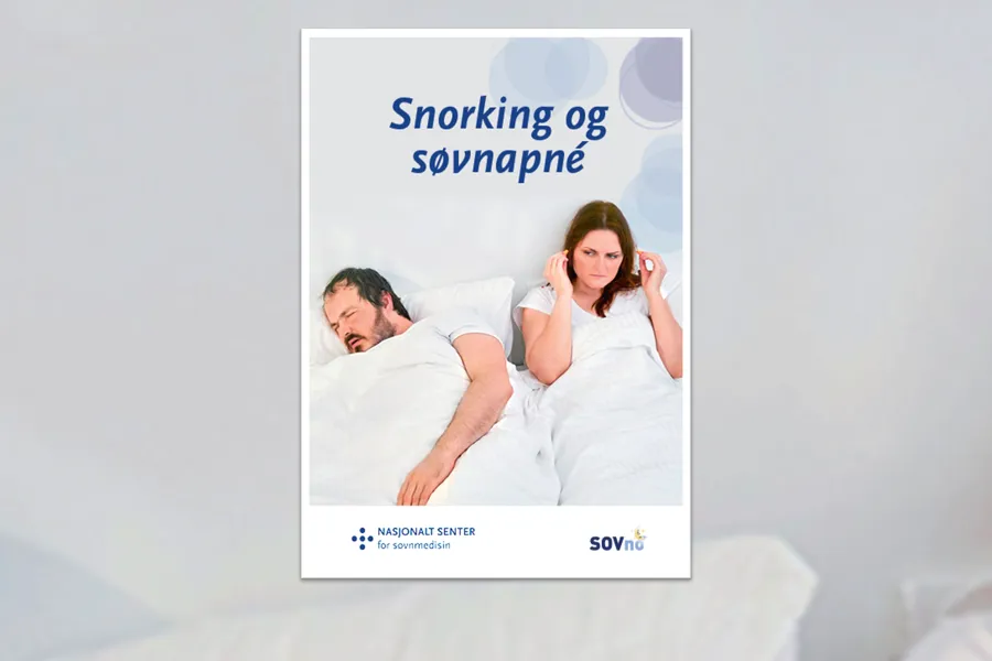 Mann som sover i samme seng som kvinne med øreplugger