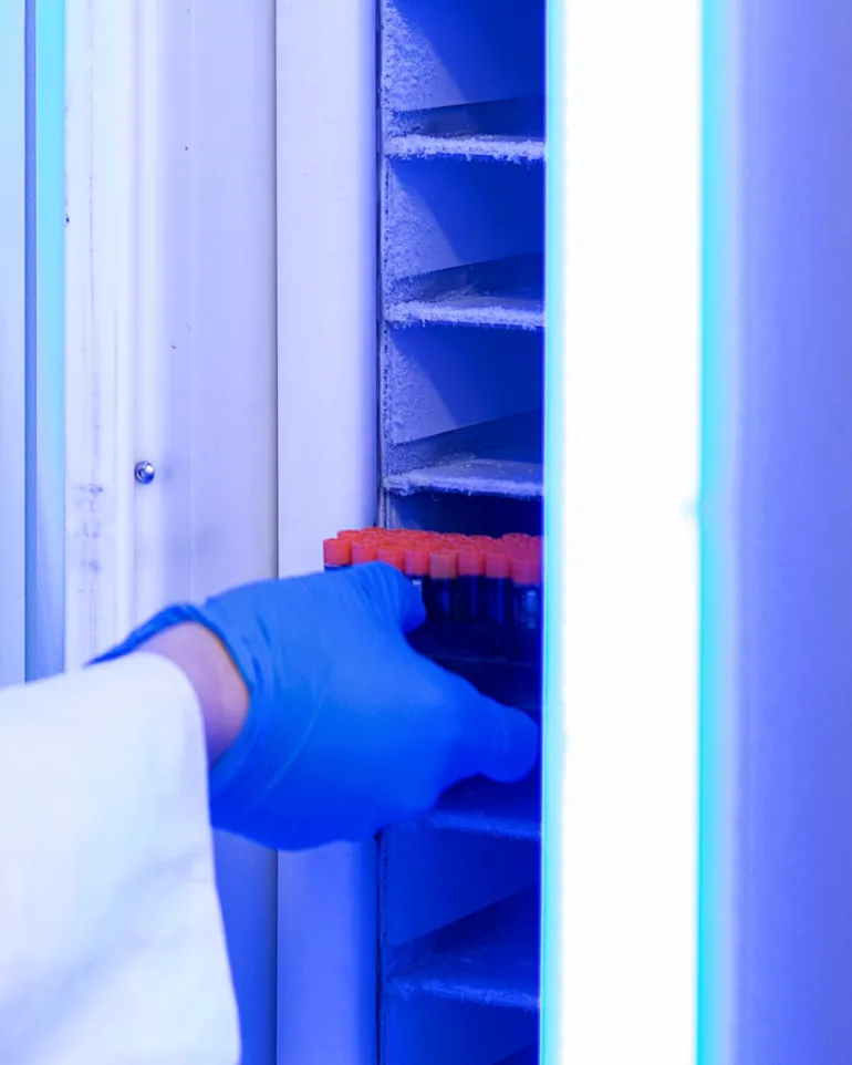 En person i en hvit hanske