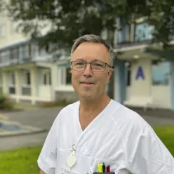 En mann iført hvit skjorte