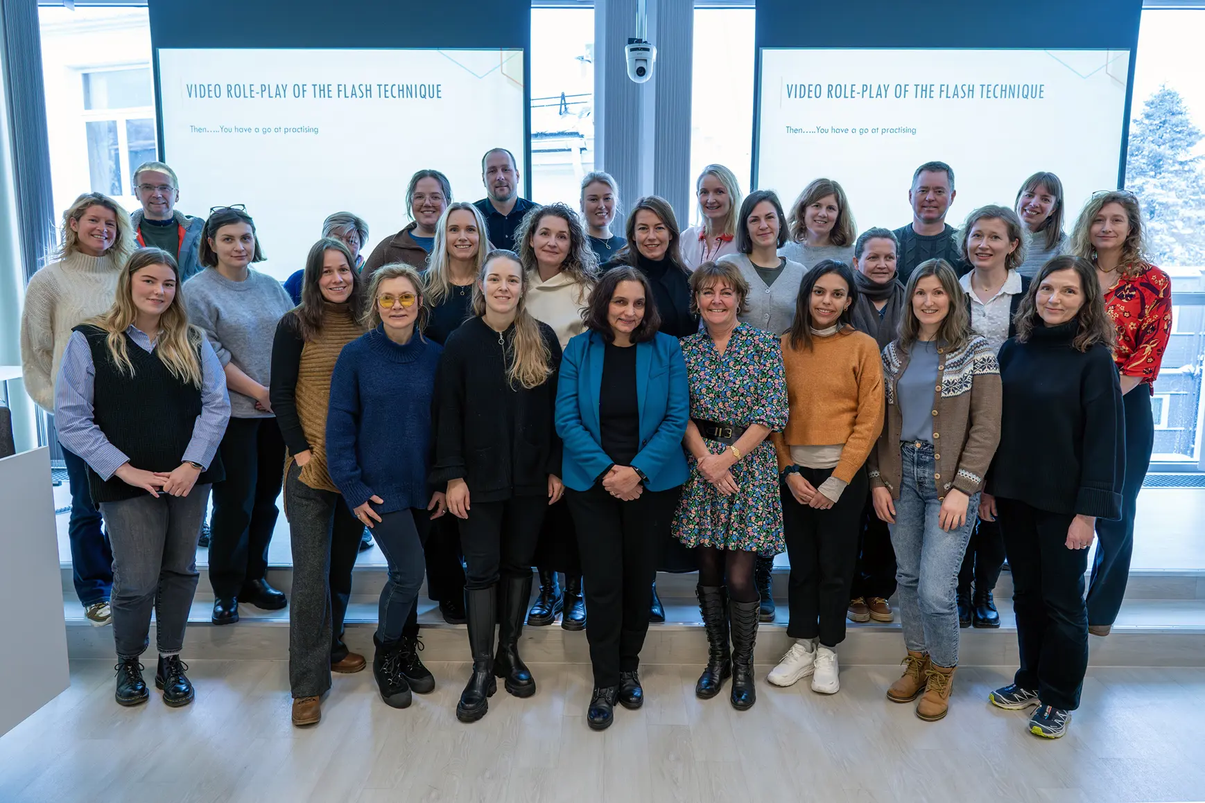 Gruppebilde av alle terapeutene, veiledere, og prosjektledere.