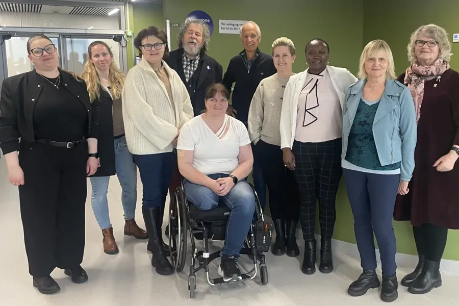 En gruppe mennesker som poserer for et bilde