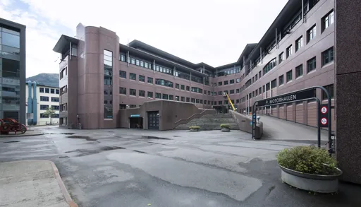 Brun bygning sett fra bakgården