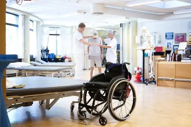 Fysioterapeuter og pasient trener gangtrening på treningsrommet