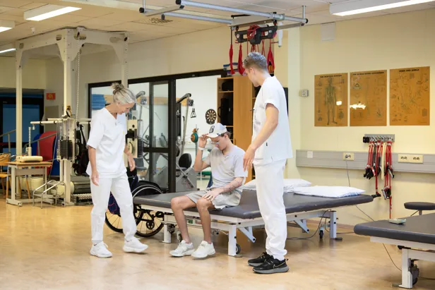 Fysioterapeuter og pasient trener i treningsrommet