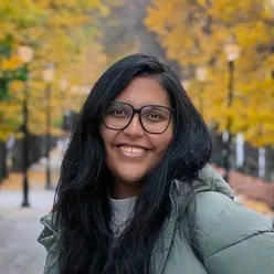 En kvinne som smiler til kameraet