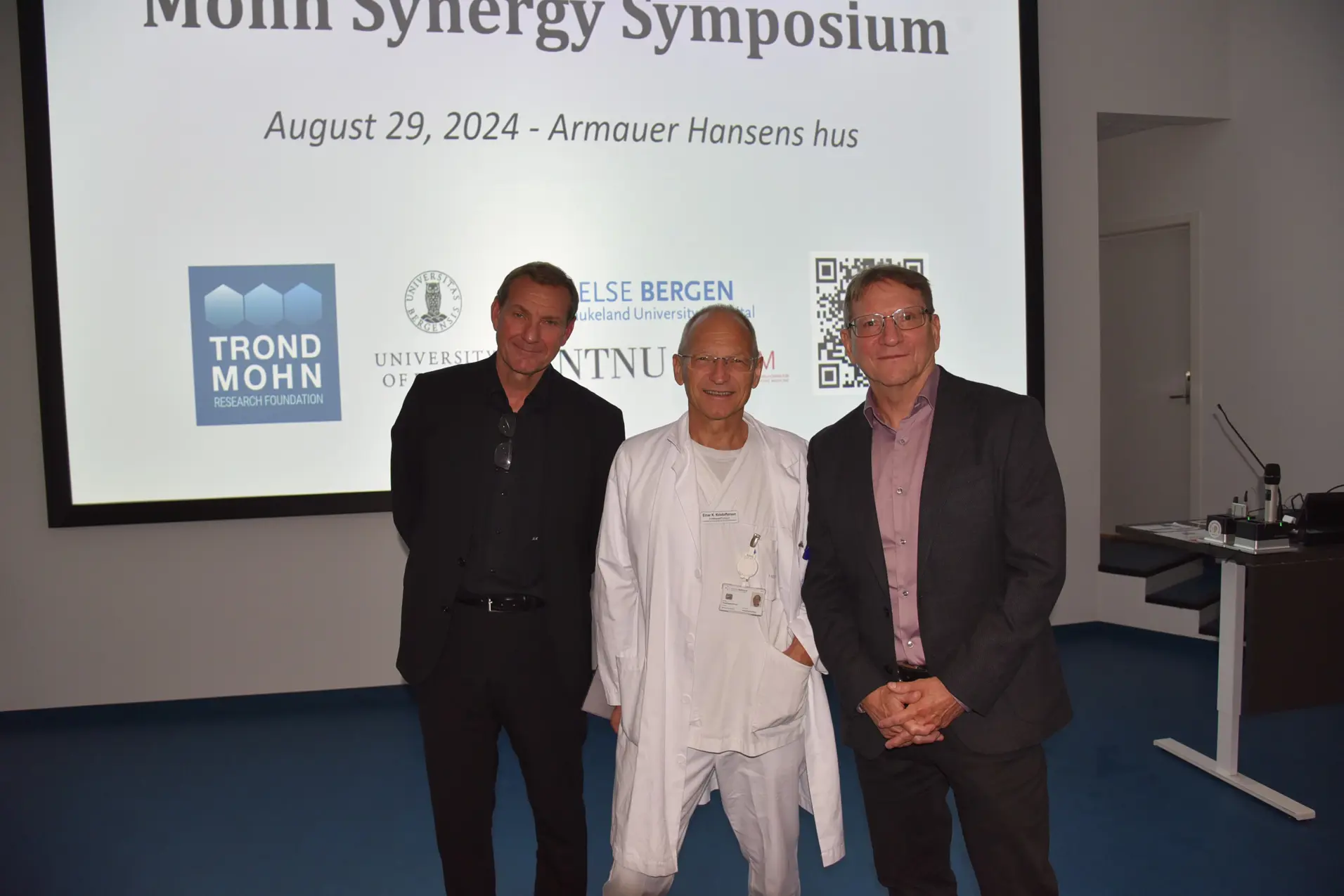 En gruppe menn som poserer for et bilde