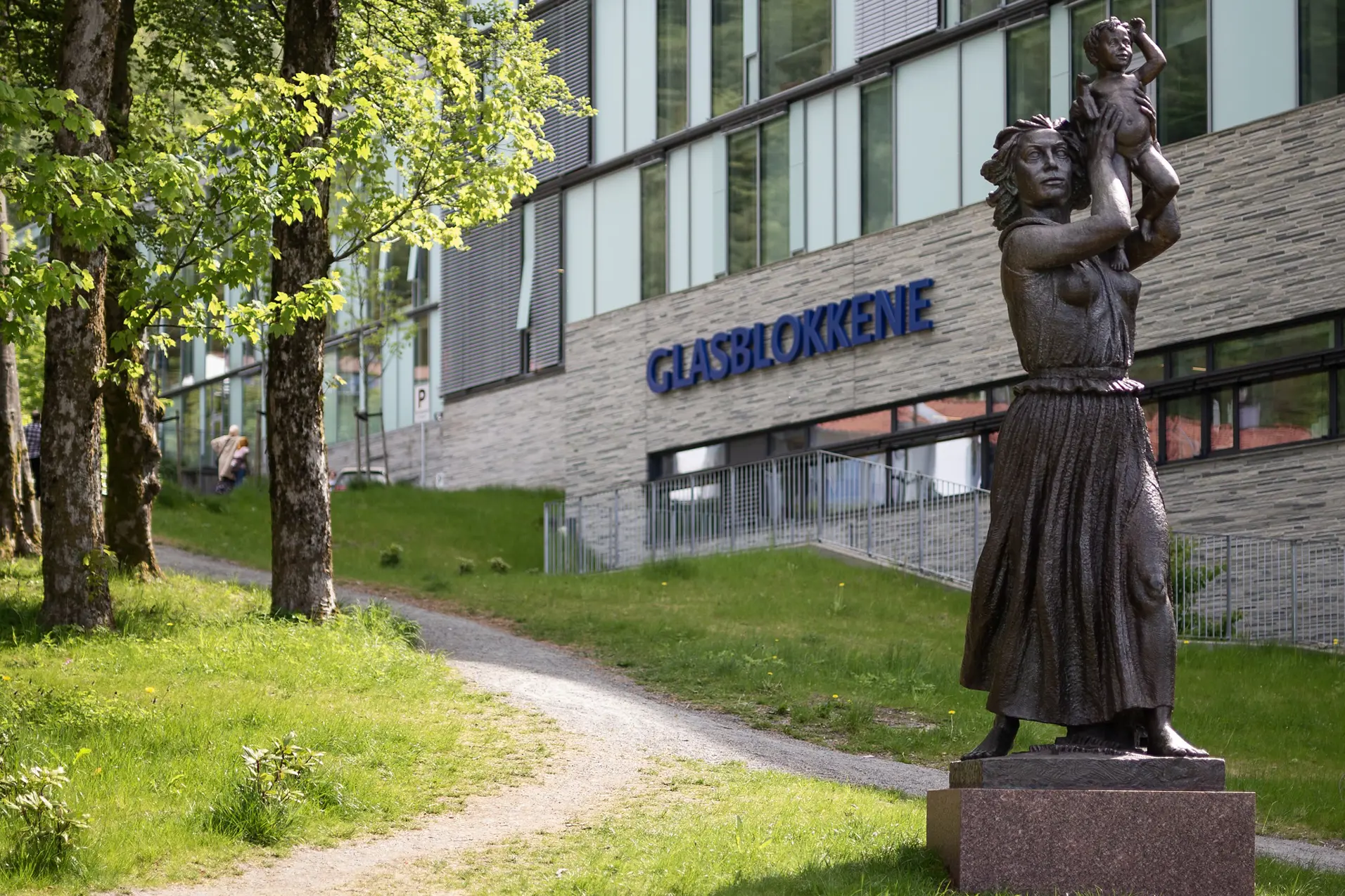 Statue av mor som holder et barn