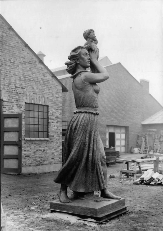 En statue av en kvinne som holder en baby