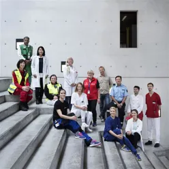 En gruppe mennesker som står på noen trapper