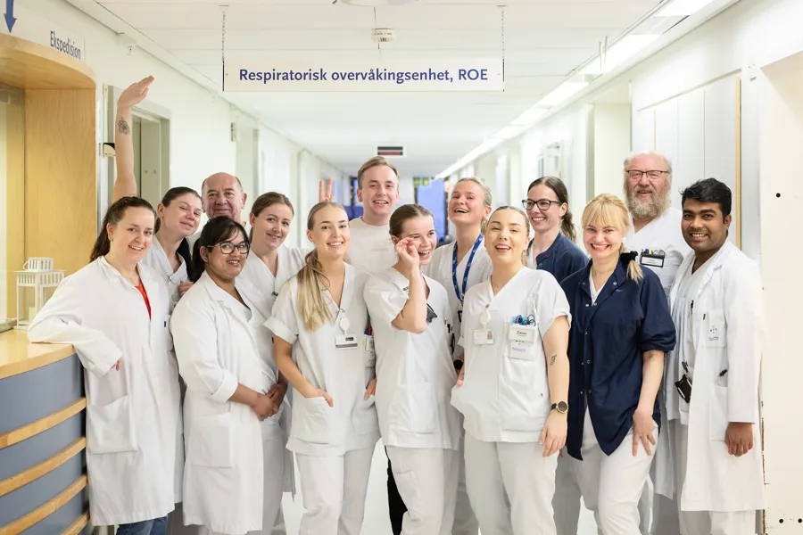 En gruppe mennesker i hvite frakker