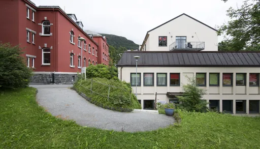 En rød og en gul bygning ved siden av hverandre