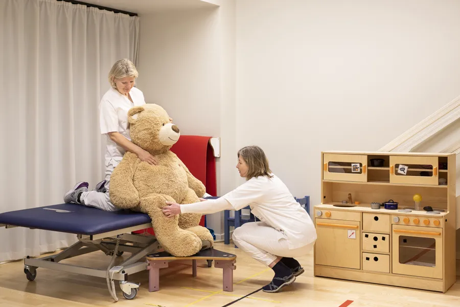 To terapeuter sammen med bamsen Odd