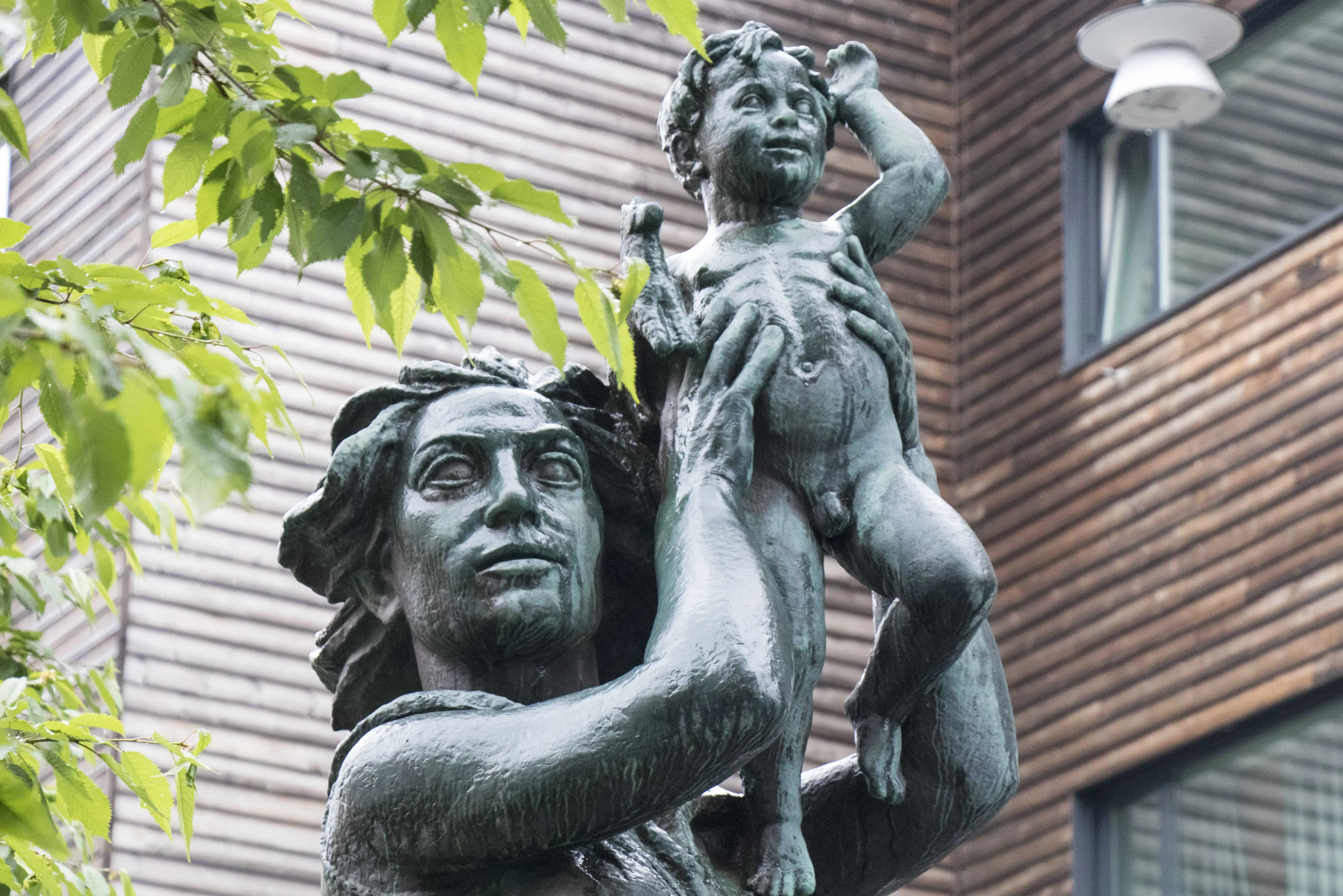 mor barn statue. foto