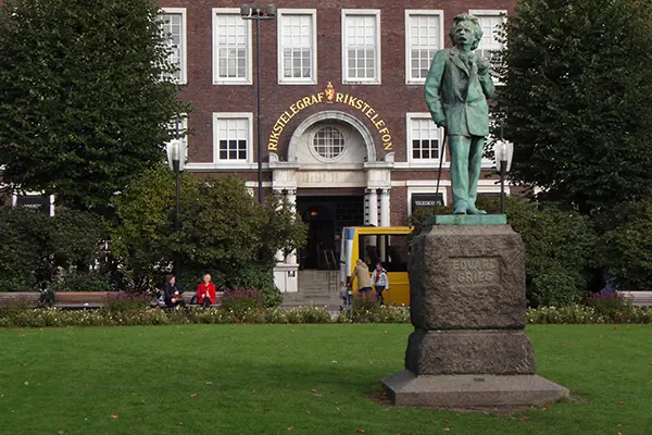 Bilde av Edvard Grieg- statuen i Byparken.
