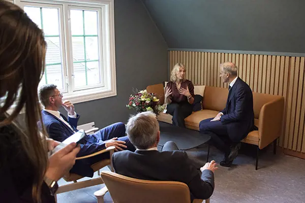 Mirjam Øvstevold i samtale med statsminister Jonas Gahr Støre