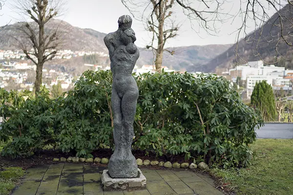En statue av en person i en hage