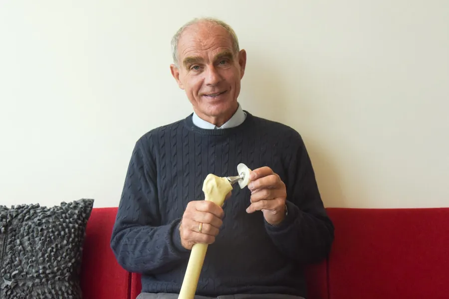 Bildet viser professor emeritus Lars Birger Engesæter som sitter med Charnley-protesen