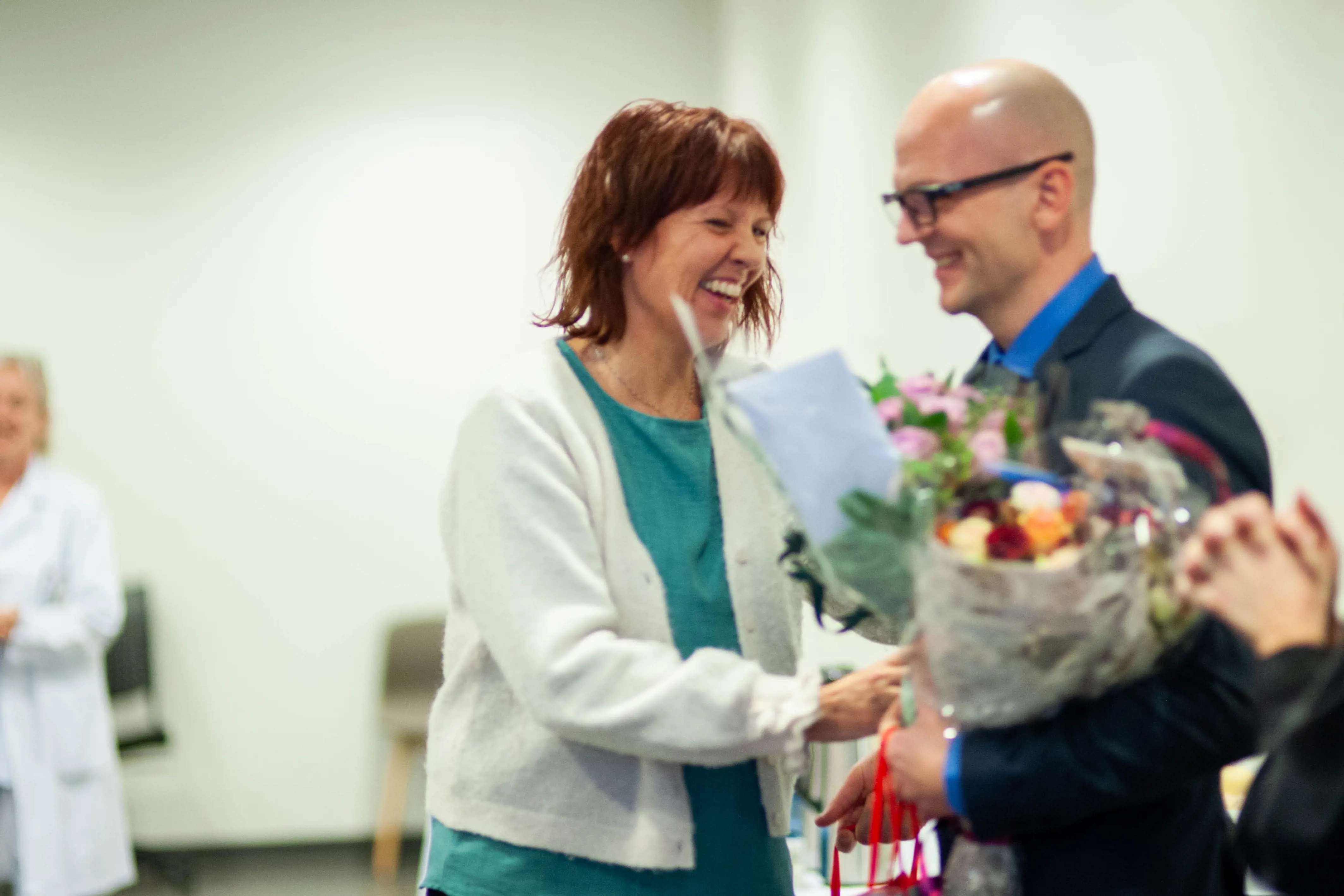 Røed Pettersen får blomster og gratulasjoner