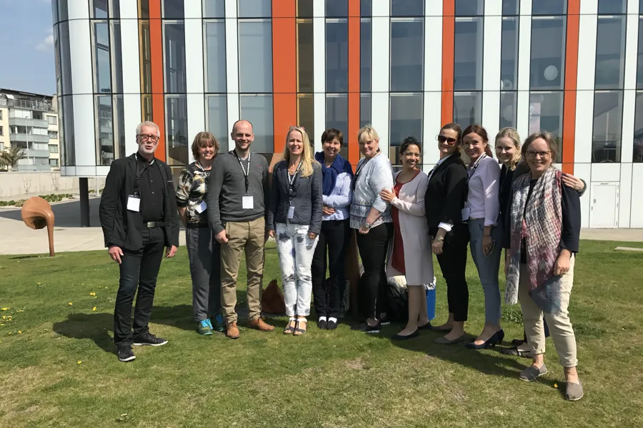 Gruppebilde utenfor konferansebygg. Foto